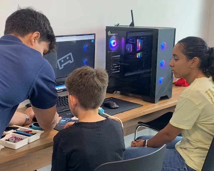 Estudiantes ARCITEP en clase de robótica